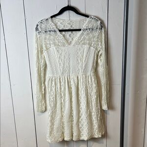 Forever 21 women’s Yvory Elegant Lace Long Sleeve Dress size L